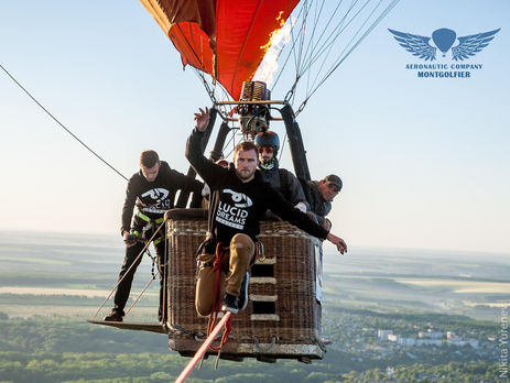 Экстремал в Умани прошел по стропе между воздушными шарами на высоте 660 м, установив рекорд Украины. Видео