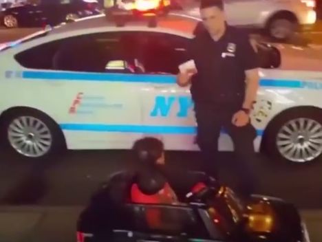 Полиция Нью-Йорка остановила автомобиль с детьми за рулем. Видео