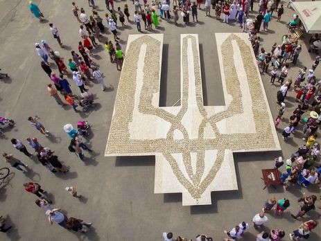 ﻿У Херсонській області виклали рекордний тризуб із бутербродів із салом