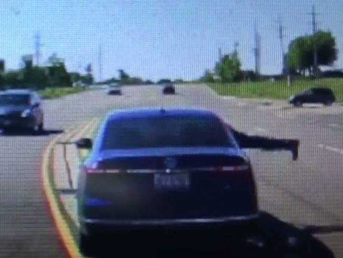 ﻿У США чоловік застрибнув на ходу в авто, щоб допомогти водієві, у якого стався напад. Відео