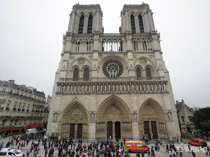 ﻿Біля паризького собору Нотр-Дам невідомий напав із молотком на поліцейського