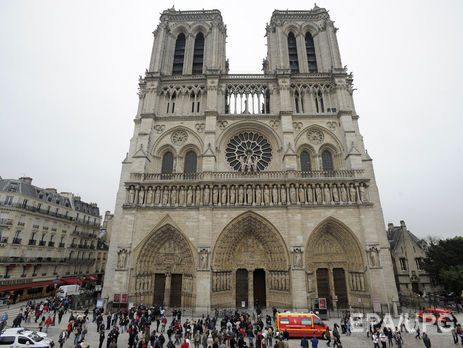 Возле парижского собора Нотр-Дам неизвестный напал с молотком на полицейского
