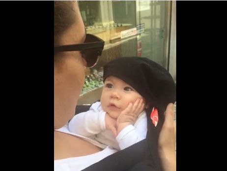 Ребенок выслушал песню матери с открытым от удивления ртом.Видео