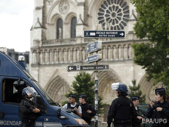 ﻿На поліцейського біля собору Нотр-Дам напав алжирець за походженням – МВС Франції