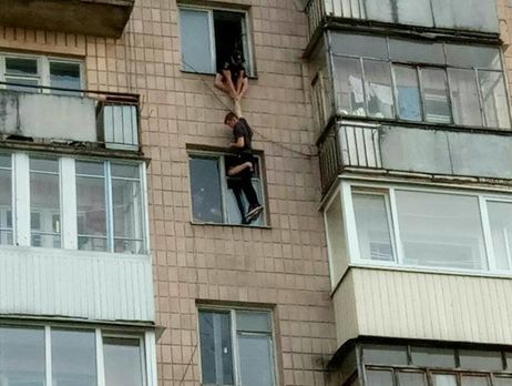 Аваков: Самоубийца пытался отцепиться от патрульного, державшего его за руки. Второй патрульный схватил его за ноги