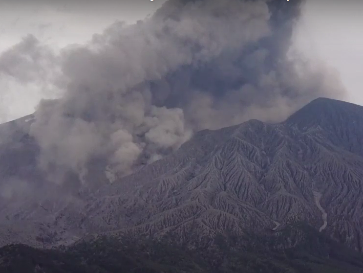 ﻿В Японії почалося виверження вулкана Сакурадзіми – попіл піднявся на 3 км у висоту. Відео