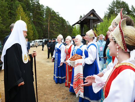 В Кирове водителям пришлось стоять в пробке из-за кортежа патриарха Кирилла, который спешил на вертолет. Видео