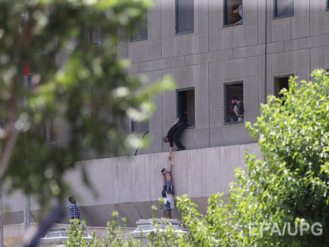 В результате атаки на парламент Ирана погибли пять человек – СМИ