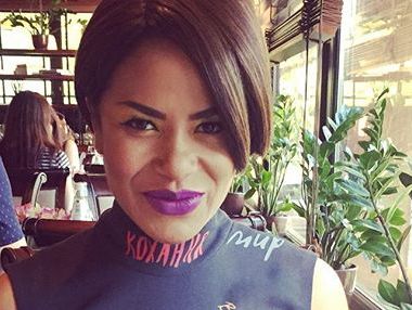 Беременная Гайтана на прогулке показала живот