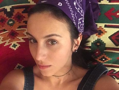 Джамала обнажила плечо перед объективом