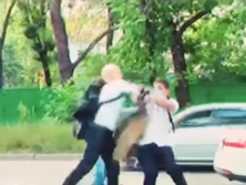 Шабунин ударил блогера, тот брызнул ему в лицо из баллончика. Видео