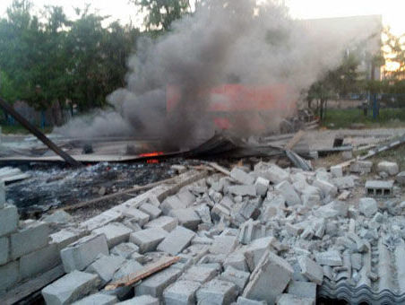 В Сартане снаряды боевиков попали по гаражам и технике предприятия, газопроводу и кладбищу – штаб АТО