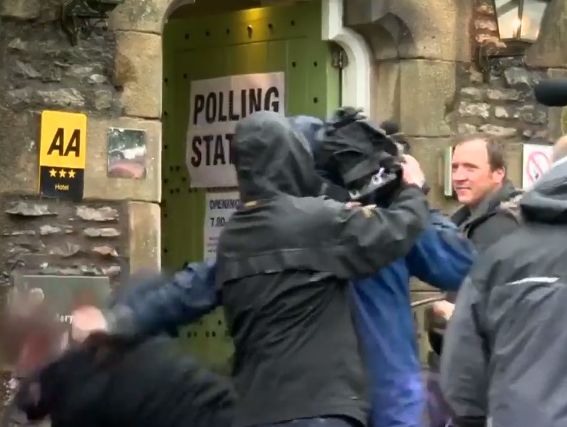 В Британии фотограф и оператор подрались за место у избирательного участка. Видео