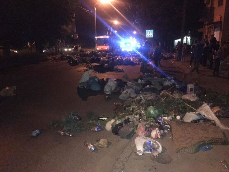 Жителі Львова перекривали кілька доріг у місті сміттям