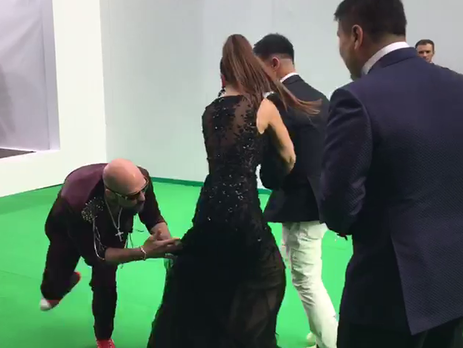 ﻿Пранкер поцілував Ані Лорак у сідниці на червоній доріжці в Москві. Відео