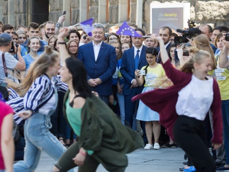 Киевских учителей принудительно сгоняют на празднование безвиза с участием президента – СМИ