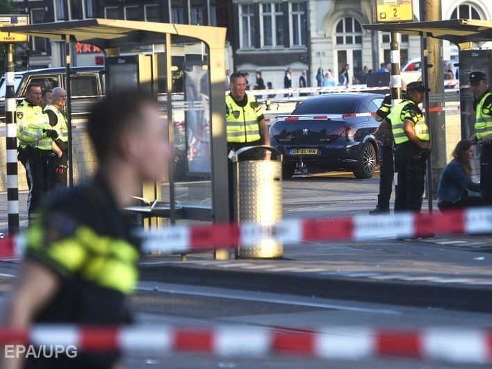 ﻿Біля вокзалу Амстердама автомобіль наїхав на пішоходів, вісім людей дістали травми