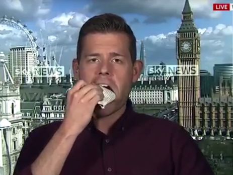 Британский профессор принялся есть свою книгу в телеэфире после ошибки в политпрогнозе. Видео