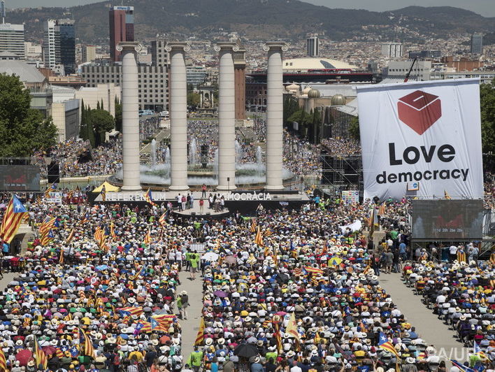 ﻿У Барселоні десятки тисяч людей вийшли на мітинг із вимогою проведення референдуму про незалежність