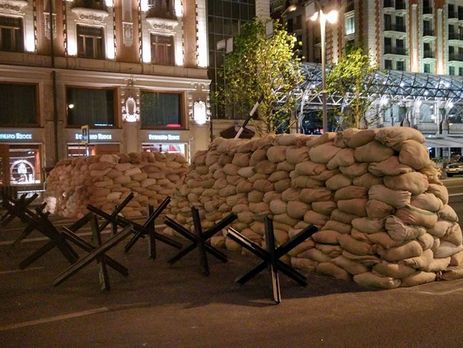 В Москве перед митингом Навального Тверскую перекрыли мешками с песком и противотанковыми ежами