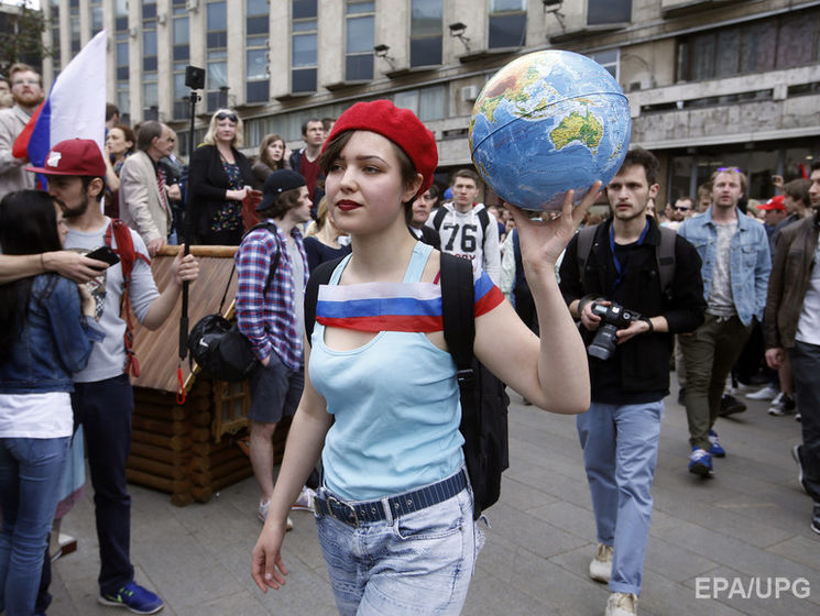 На Тверской улице в Москве одновременно проходят акция оппозиции и гуляния в честь Дня России. Видеотрансляция