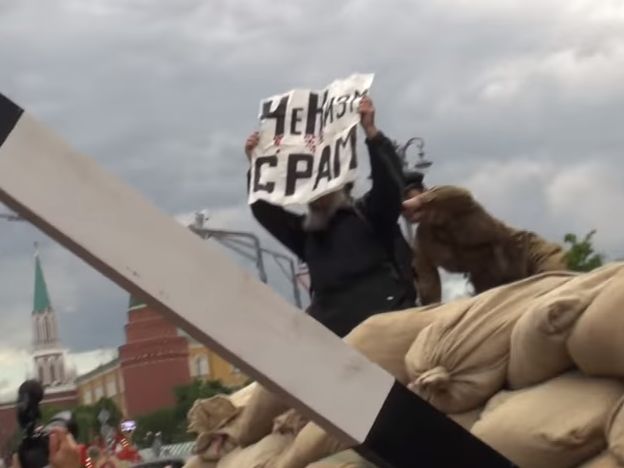 ﻿У Москві реконструктори у формі НКВС затримали протестувальника. Відео
