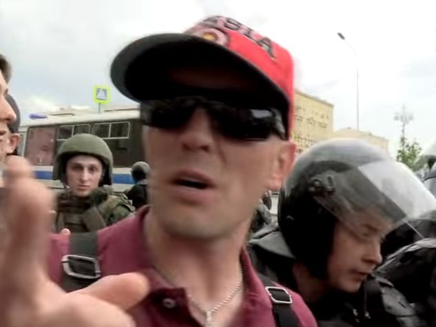 В Москве полицейские схватили сторонника Путина. Видео