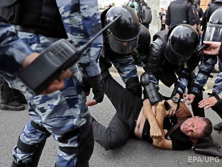 ﻿Щодо двох учасників акції протесту в Москві порушили кримінальну справу за насильство щодо бійця Росгвардії – ЗМІ