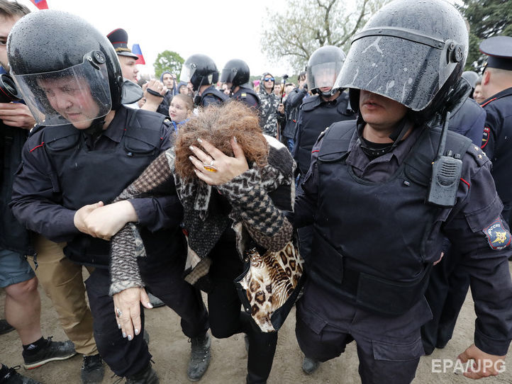 ЕC призывает власти России освободить задержанных участников протестов