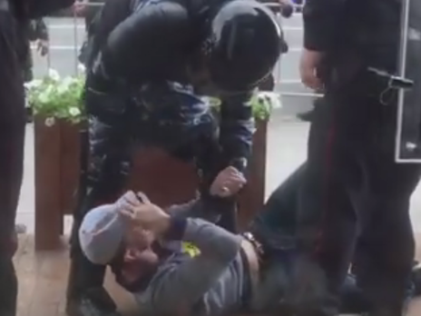 Российский полицейский ударил в голову лежачего митингующего. Видео