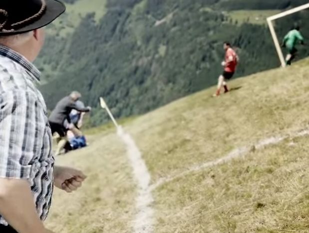 ﻿На крутому схилі в Альпах зробили футбольне поле і спробували на ньому зіграти. Відео