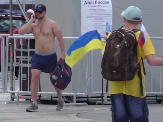 ﻿У Криму хлопчик прийшов на святкування Дня Росії з українським прапором