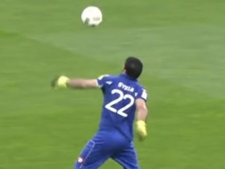 ﻿Сирійський воротар прославився волейбольним ударом. Відео