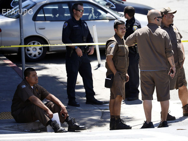 ﻿У Сан-Франциско співробітник кур'єрської компанії вбив трьох товаришів по службі і наклав на себе руки