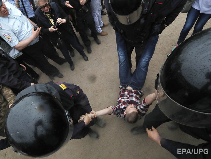 ﻿У Петербурзі затримали неповнолітнього, якого підозрюють у нападі на поліцейського на мітингу 12 червня