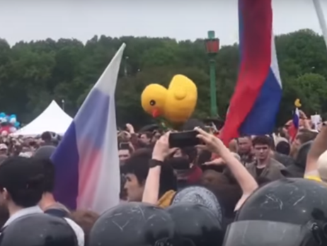 Полиция Санкт-Петербурга признала желтую игрушечную утку средством наглядной агитации