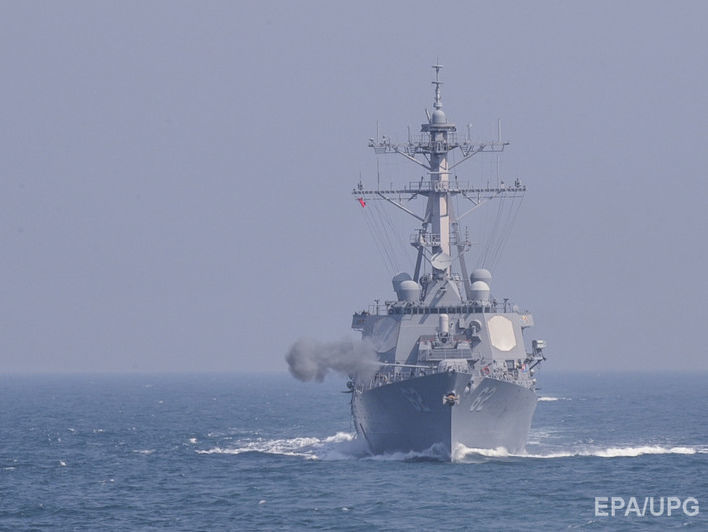 Возле Японии американский эсминец столкнулся с торговым судном