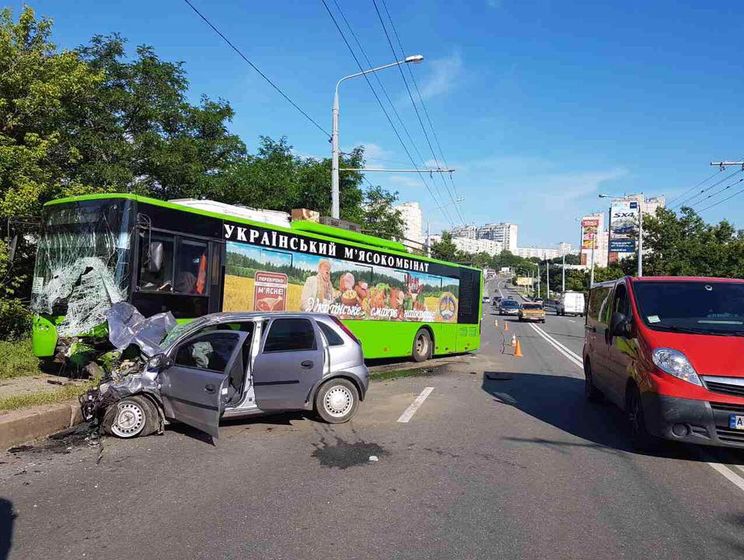 ﻿У Харкові внаслідок лобового зіткнення загинув водій авто, четверо пасажирів тролейбуса та водій у лікарні – міськрада 