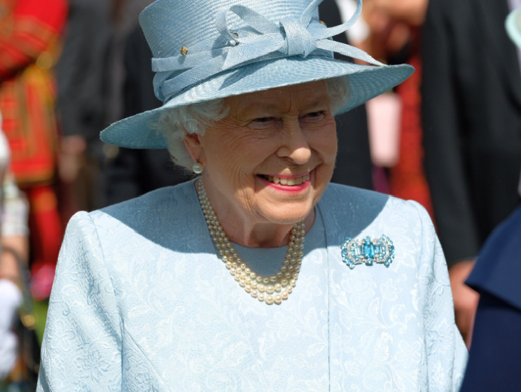 Королева Елизавета II обратилась к нации: Трудно не заметить, что Британия впала в крайне мрачные настроения
