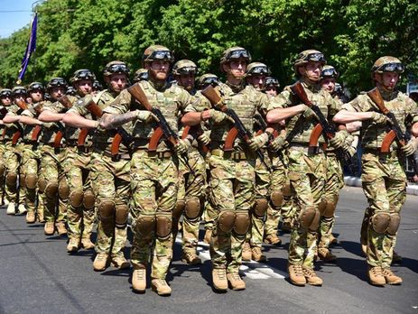 В Мариуполе состоялся парад в честь третьей годовщины освобождения города от боевиков 