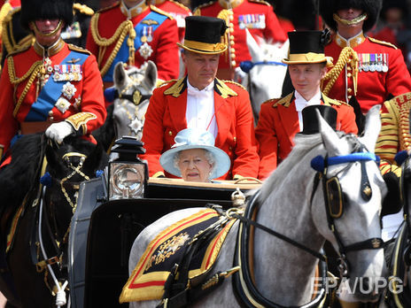 На параде в честь королевы Елизаветы II гвардеец упал в обморок. Видео