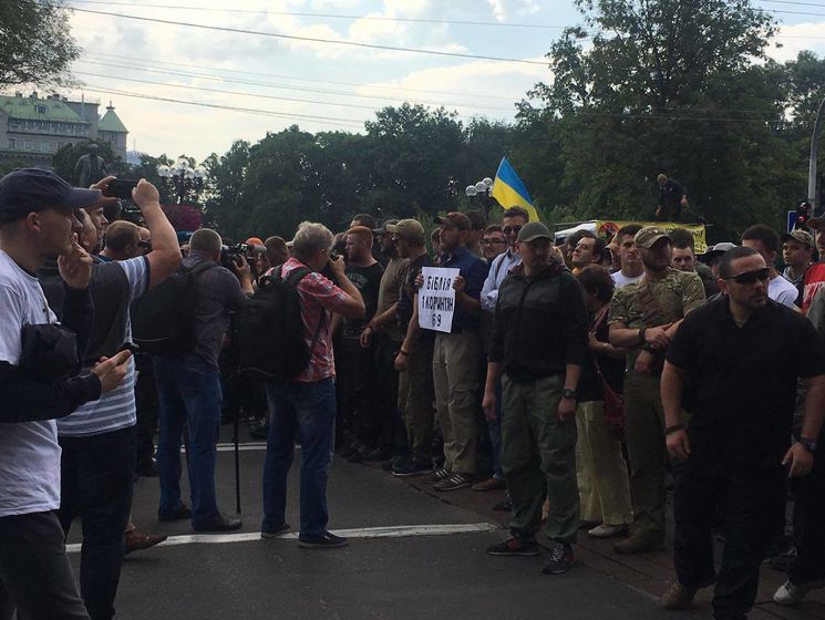 ﻿Приблизно сто противників Маршу рівності в Києві вишикувалося ланцюгом – поліція