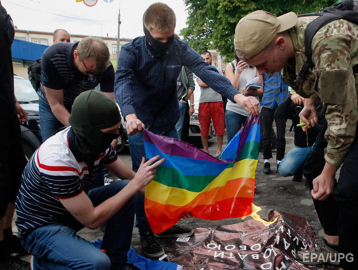 ﻿Група осіб спалила прапор ЛГБТ у центрі Києва – поліція