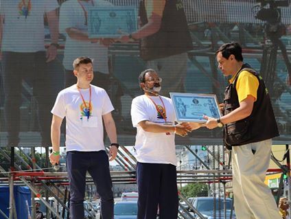 Более 1500 человек одновременно занималось йогой в центре Киева. Фоторепортаж