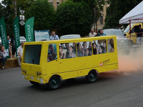 В Черкассах прошли гонки самодельных автомобилей. Видео