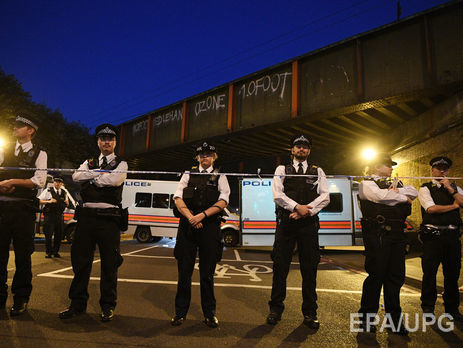 В Лондоне фургон врезался в толпу у мечети. Фоторепортаж