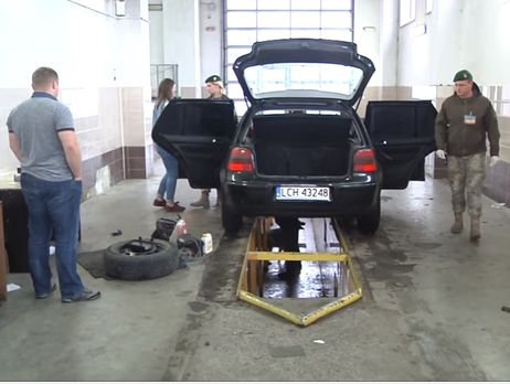 ﻿Прикордонник підсунув коханій у машину 