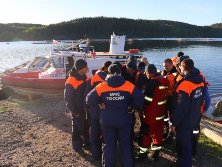 ﻿У Росії на Ладозькому озері перекинувся човен із підлітками: двоє врятувалися, трьох шукають рятувальники – МНС Росії