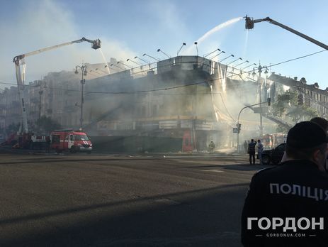 Пожарные продолжают бороться с огнем, охватившим здание на Крещатике. Фоторепортаж