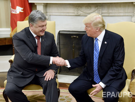 Во время рукопожатия Трамп не стал тянуть Порошенко за руку и заявил, что внимание США приковано к Украине. Видео